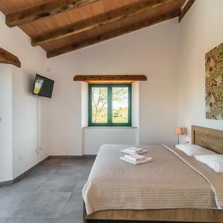 With A Private Swimming Pool Near The Sea * Pomer