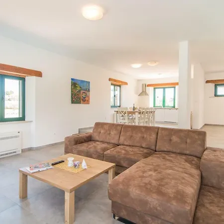 Villa With A Private Swimming Pool Near The Sea *