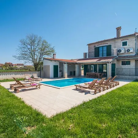 Villa With A Private Swimming Pool Near The Sea *