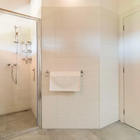 Villa With A Private Swimming Pool Near The Sea Pomer