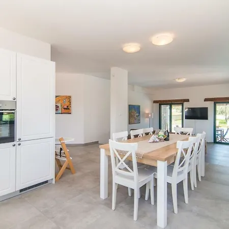 With A Private Swimming Pool Near The Sea Villa Pomer