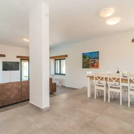Villa With A Private Swimming Pool Near The Sea Pomer